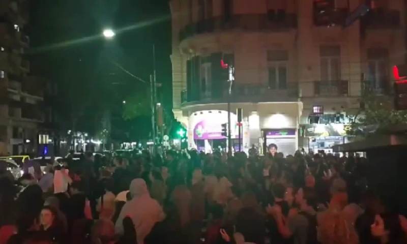 Masiva Movilización y Represión en Buenos Aires: Cientos Marcharon Hacia Plaza de Mayo en una Noche de Protesta Espontánea