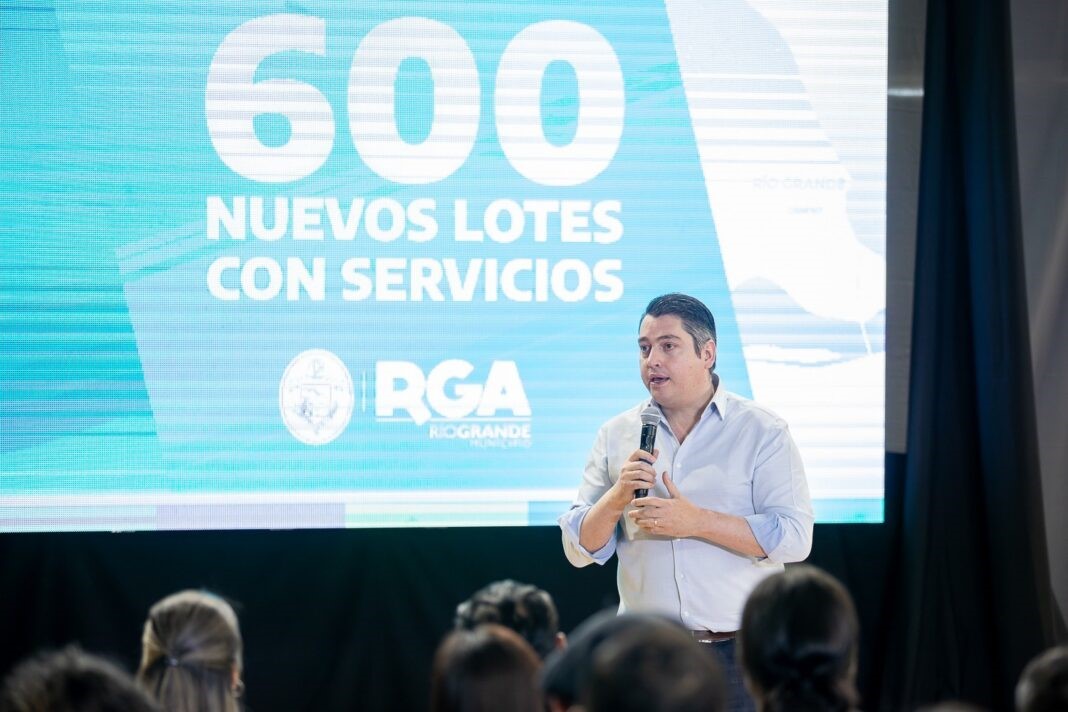 Pérez impulsa el acceso a la vivienda con entrega de lotes y escrituras en Río Grande