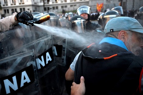 Brutal represión a jubilados frente al Congreso: 38 heridos y una niña afectada
