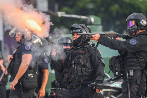 Represión y resistencia: Una marcha histórica de jubilados y simpatizantes enfrenta la fuerza del Estado