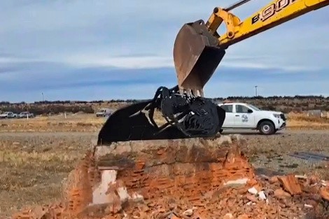 Destrucción de Monumento a Osvaldo Bayer Genera Indignación y Rechazo