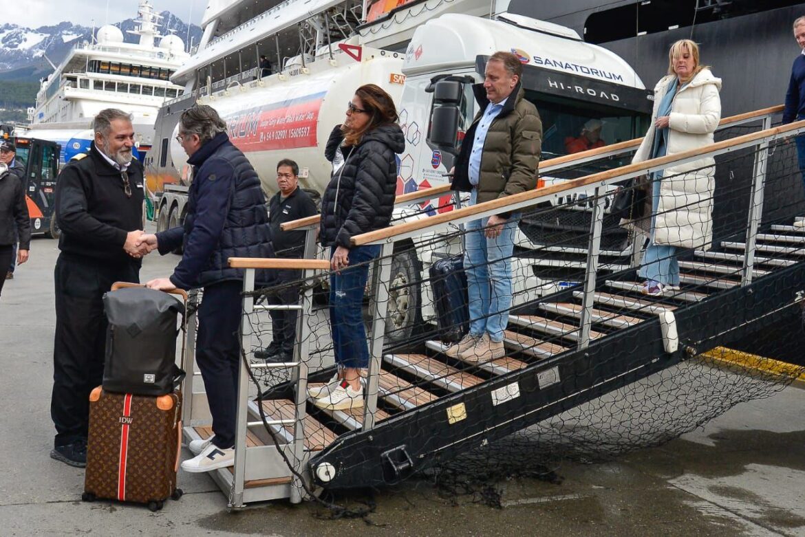 La Municipalidad De Ushuaia Llevó Adelante Un Operativo De Seguridad Vial Y Más De 5800 Turistas Recorren La Ciudad