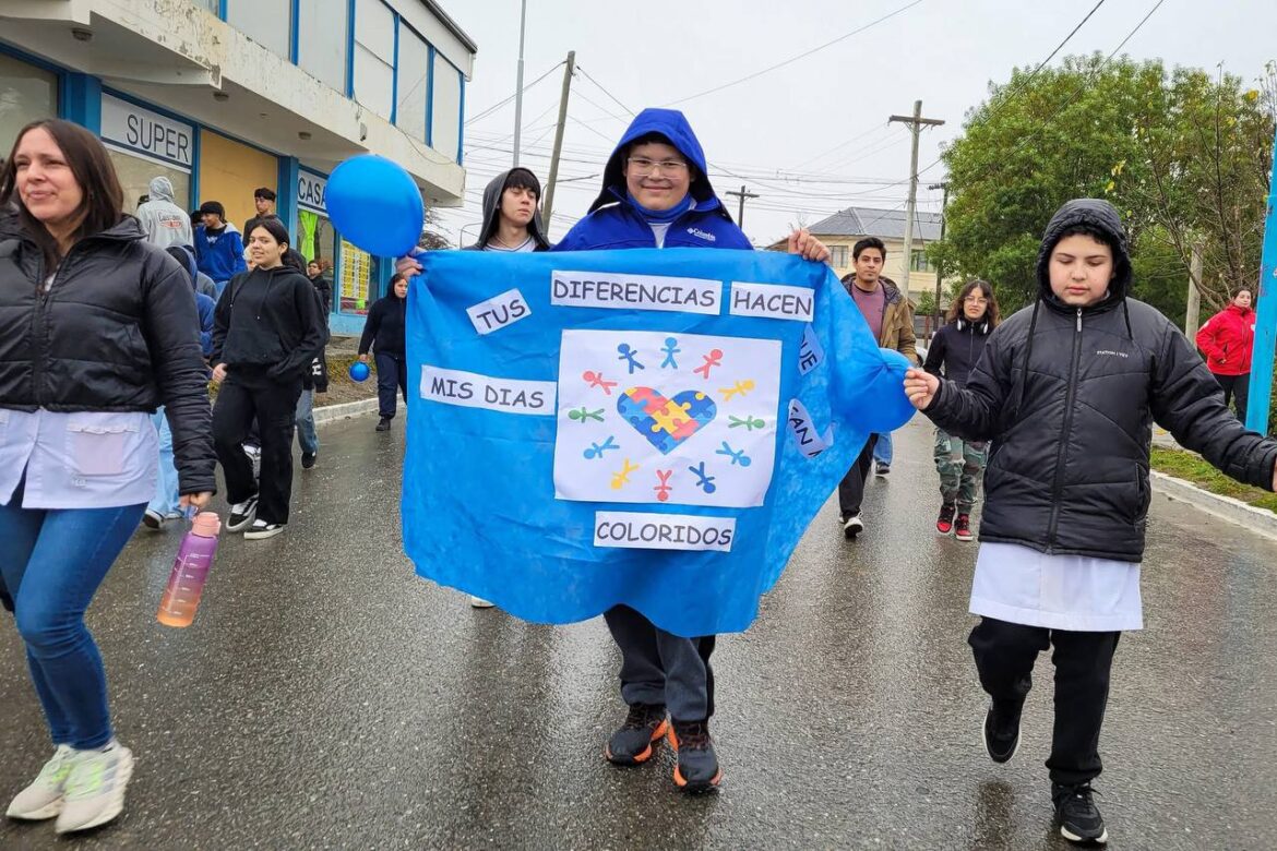 Tolhuin se vistió de azul para concientizar sobre el autismo