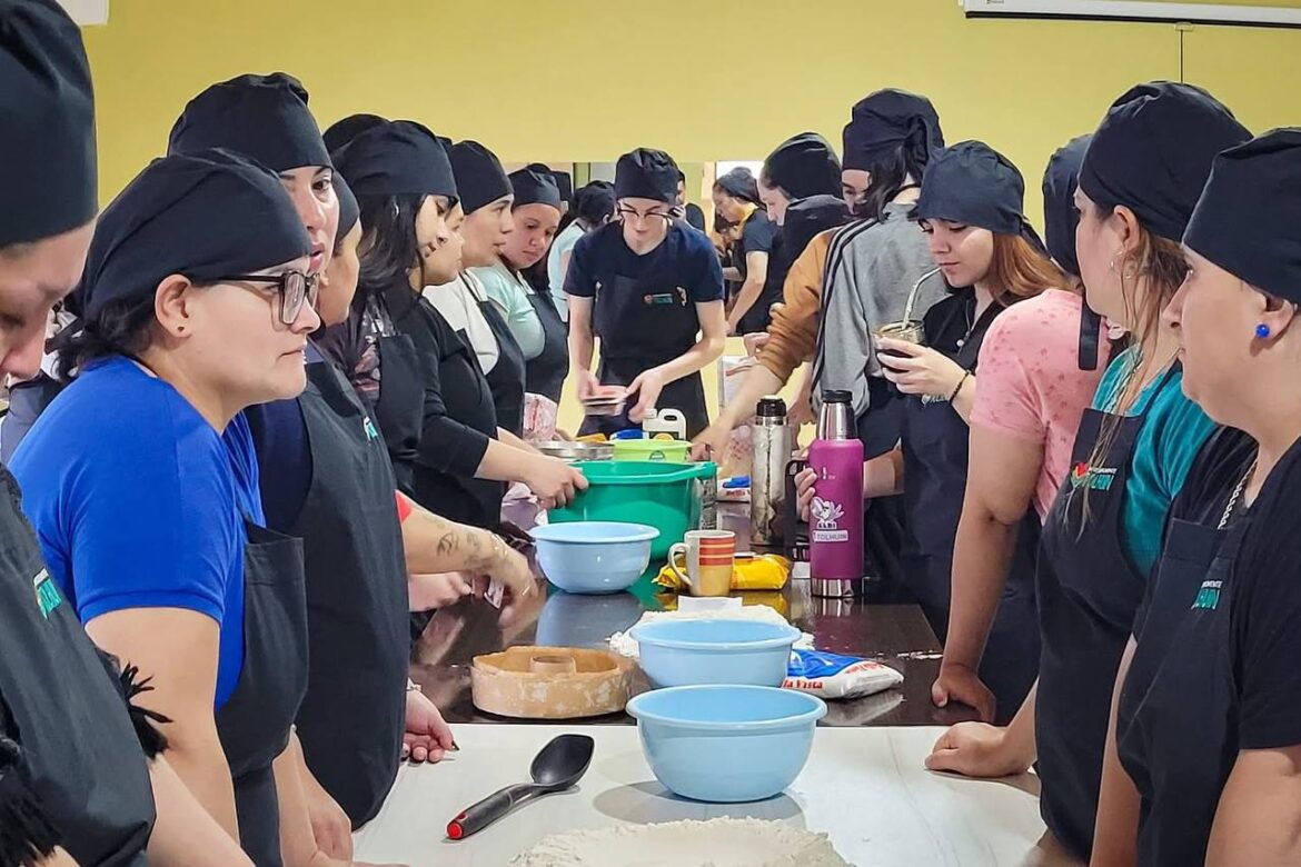 Mujeres de Tolhuin compartieron saberes y sabores en el Taller de Roscas de Pascua