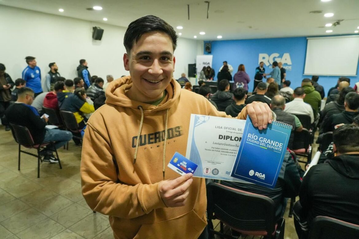 El Municipio Junto A La Liga Oficial De Fútbol Hizo Entrega De Diplomas Y Licencias A Las Y Los Estudiantes De La Carrera De Técnico De Futsal
