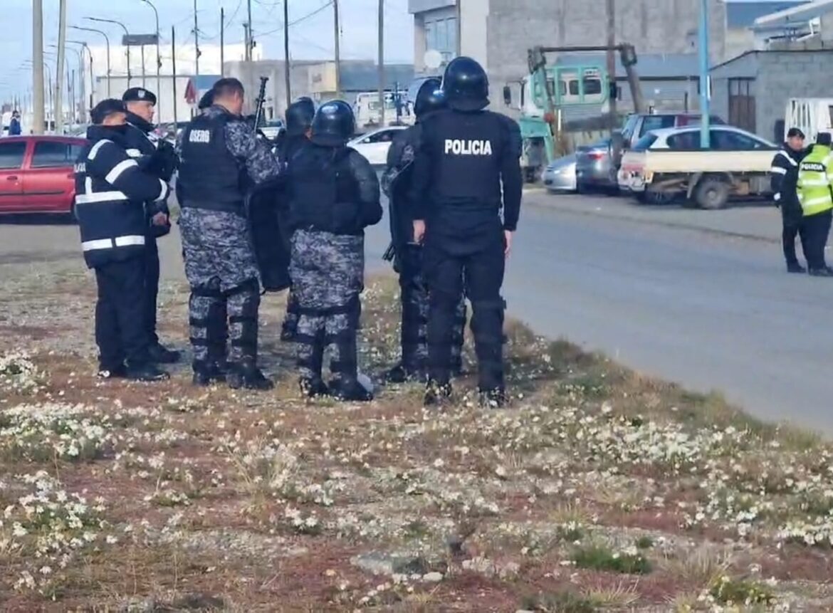 Río Grande: Tres aprehendidos tras un violento enfrentamiento con la policía en calle Garibaldi