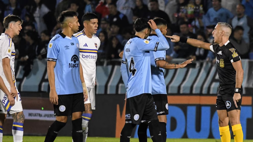Boca Juniors aseguró su pase a octavos tras vencer a Belgrano en un partido marcado por la polémica y el VAR