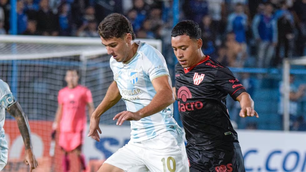 Instituto cayó ante Atlético Tucumán en un partido marcado por errores defensivos