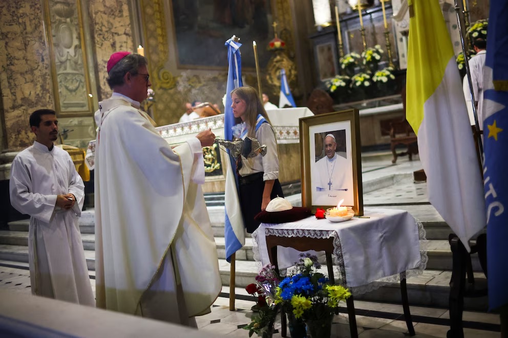 Fallecimiento del Papa Francisco Conmueve al Gobierno: Milei Modifica su Agenda y Prepara Viaje a Roma