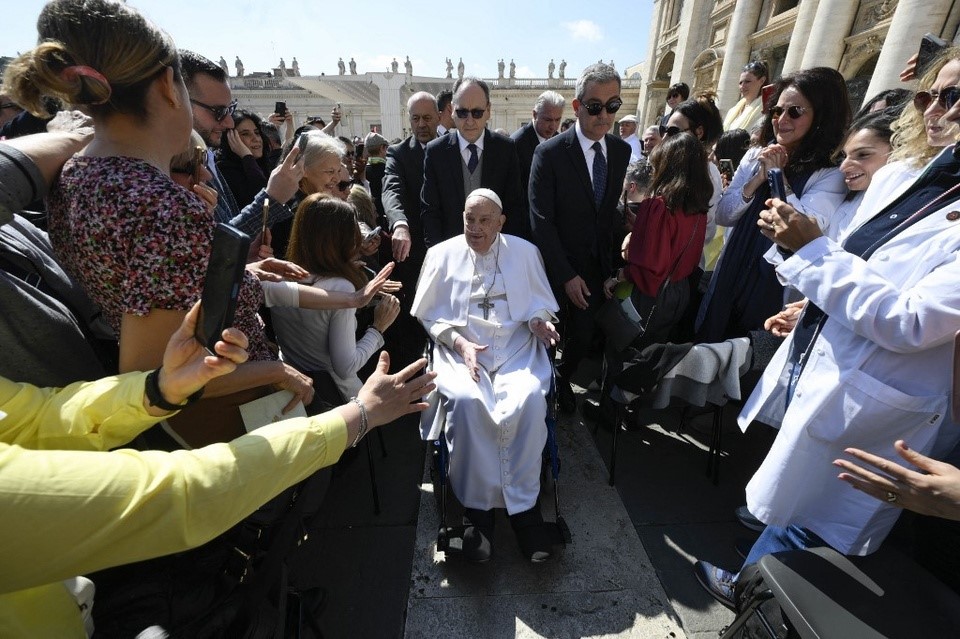 El Papa Francisco sorprende con inesperada aparición en el Jubileo de los Enfermos