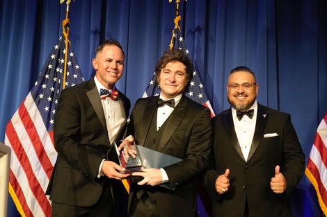 Milei Recibe Simbólico «Pato de la Libertad» en Mar-a-Lago Mientras los Mercados se Desploman