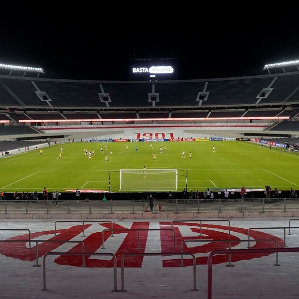 River Plate Jugó Ante un Monumental Vacío: Conmebol Sancionó al Millonario y las Tribunas Callaron