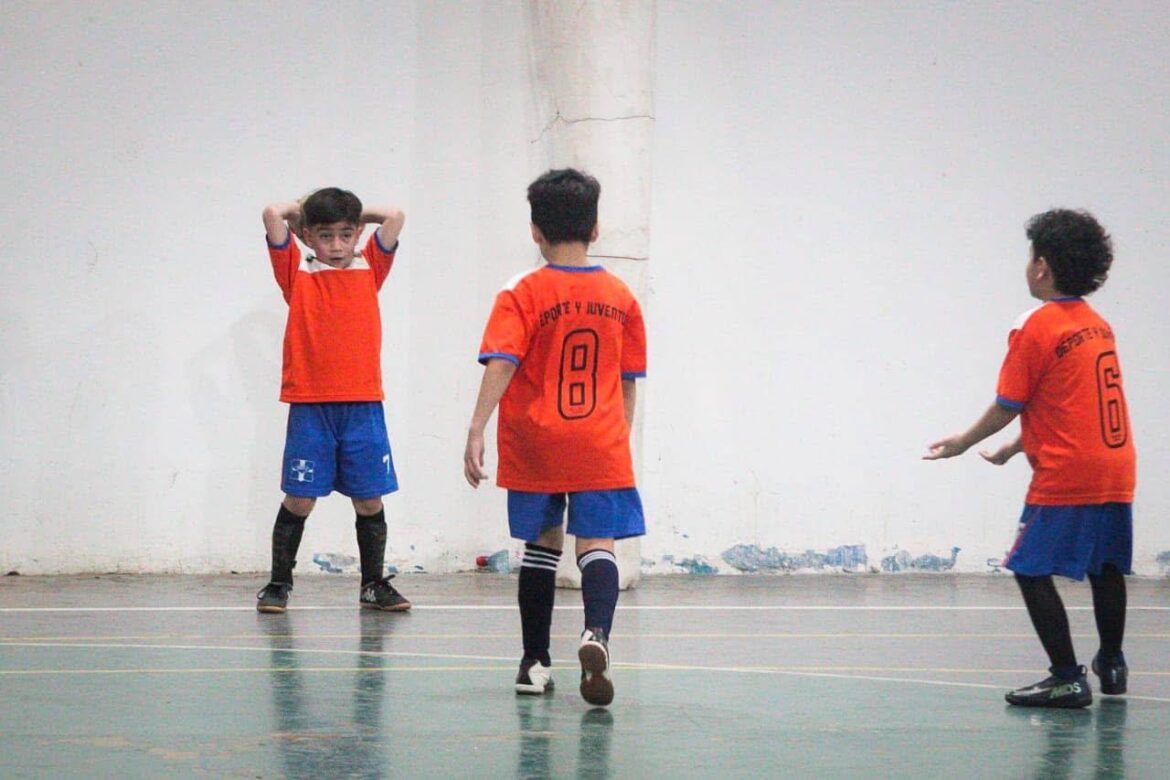 Tolhuin impulsa el deporte infantil con una nueva jornada en el Polideportivo Ezequiel Rivero