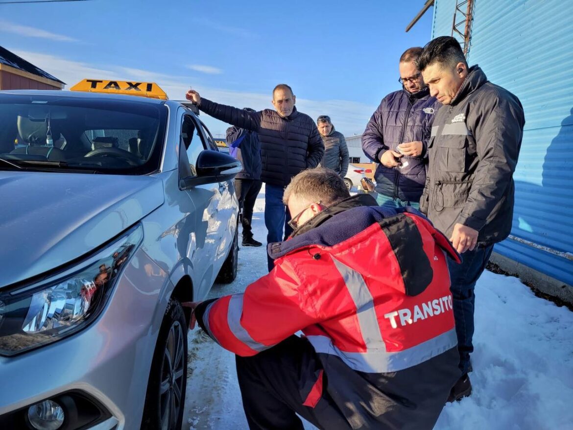 El Municipio de Tolhuin trabaja junto a la Cooperativa de Taxis en el marco del Operativo Invierno 2025
