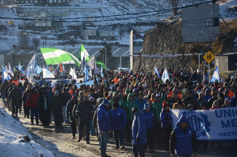 USHUAIA MARCHÓ A FAVOR DE TIERRA DEL FUEGO
