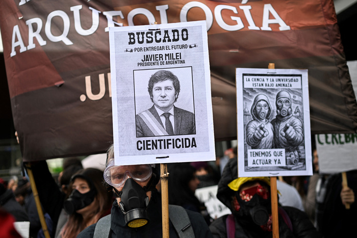 «Científicos en Emergencia: Una Multitud Desafiá el Frío para Exigir el Fin del Ajuste en Ciencia»