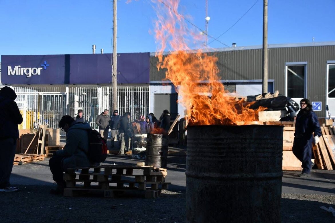 «La incertidumbre en la puerta de la fábrica: crónica de un conflicto que se negocia lejos»
