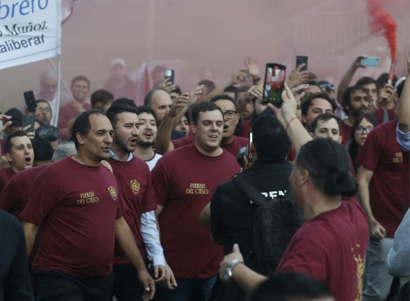 Caos y polémica en el cierre de campaña de Milei: acarreo, peleas y promesas incumplidas «Nos ofrecieron 25 lucas y nos quieren dar 10»