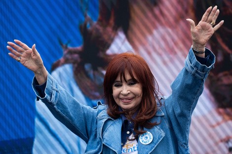 Cristina Fernández de Kirchner advierte sobre un «décimo default» y llama a la unidad peronista en emotivo acto por el 25 de Mayo
