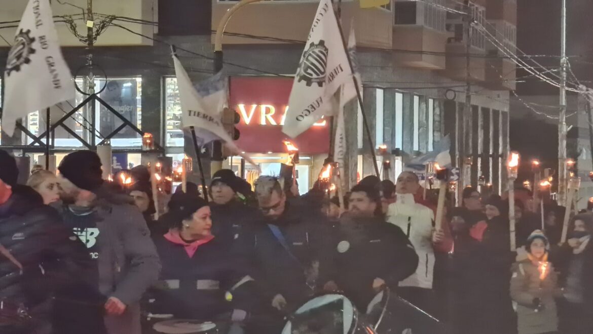 Trabajadores Electrónicos Marchan con Antorchas en Río Grande en Defensa del Empleo