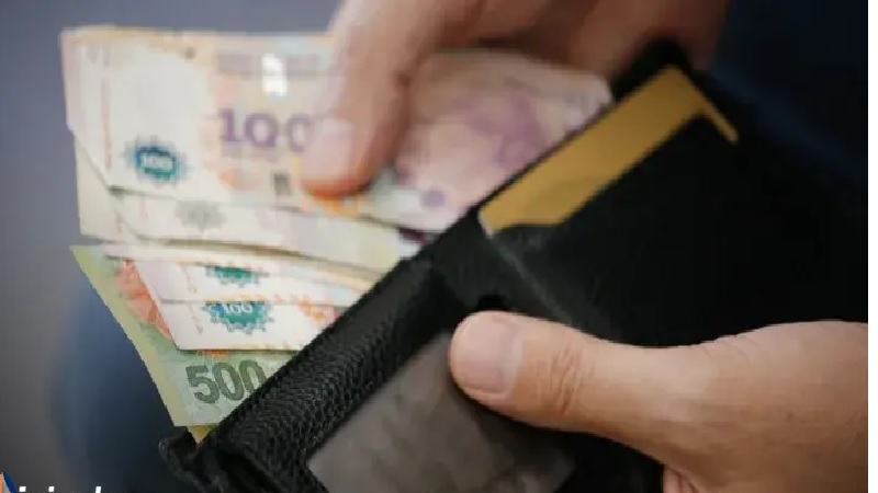 El salario mínimo sufrió una caída histórica: perdió 32% de su poder adquisitivo en solo 17 meses