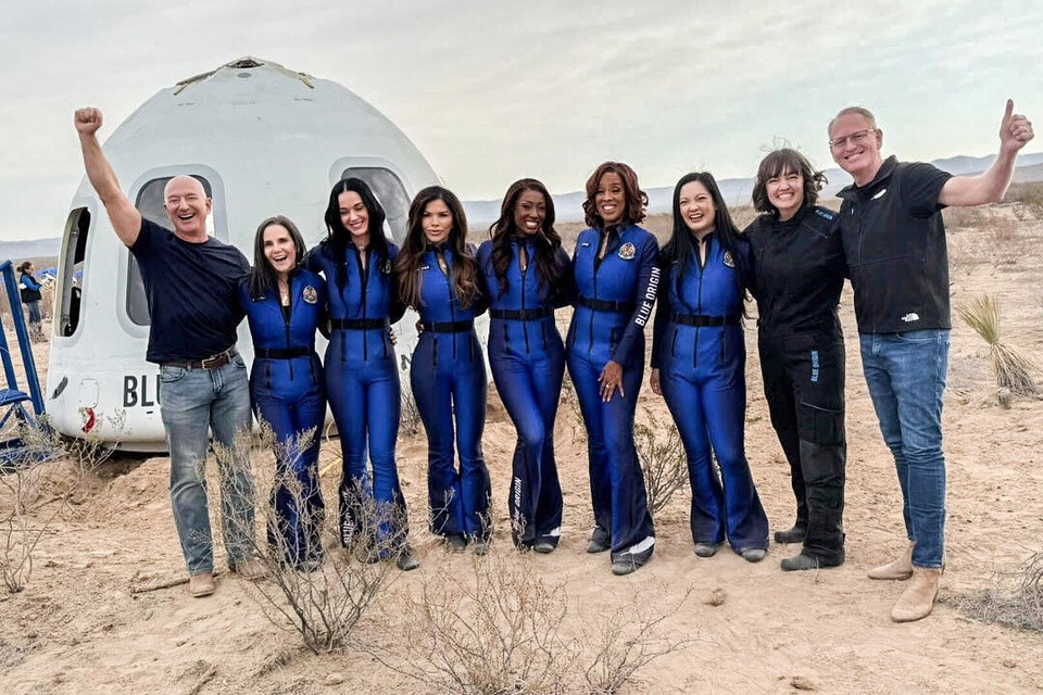 TURISMO ESPACIAL Y FEMINISMO SUPERFICIAL: EL VIAJE DE BLUE ORIGIN QUE GENERÓ REPUDIO