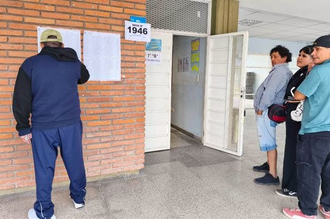 «Victoria Oficialista en el Primer Superdomingo Electoral: Triunfos Clave y Reconfiguración Política»