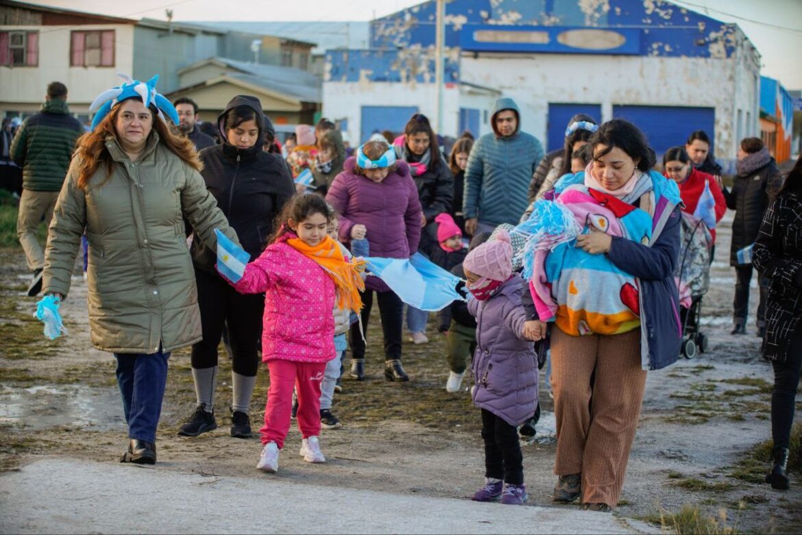 El Hogar De Día «Lazos De Amor» Realizó Un Abrazo Simbólico Por El Día De La Bandera