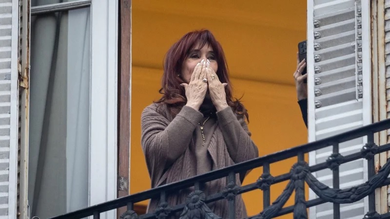 Cristina Kirchner podrá utilizar el balcón de su departamento, pero deberá colocarse la tobillera electrónica