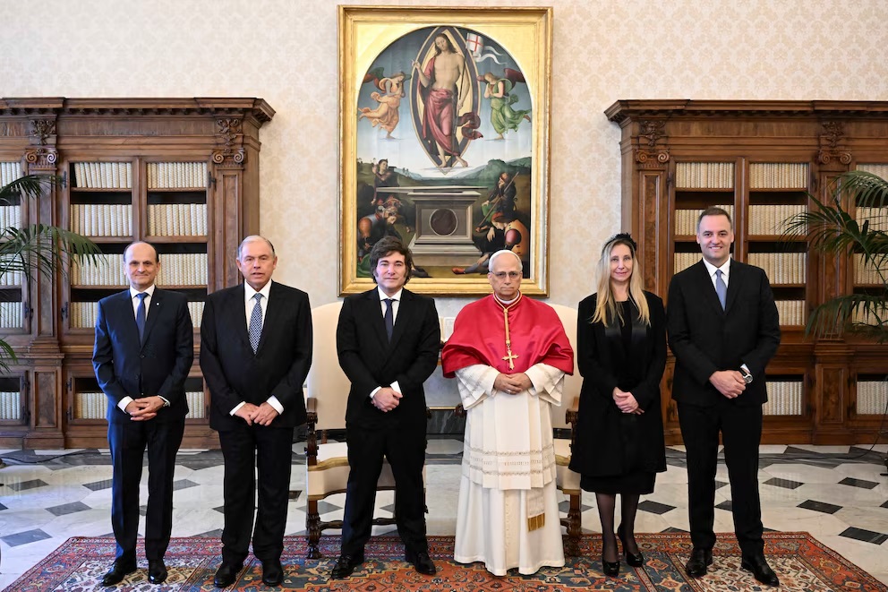 Milei y el Papa León XIV fortalecen lazos con un intercambio de obsequios simbólicos