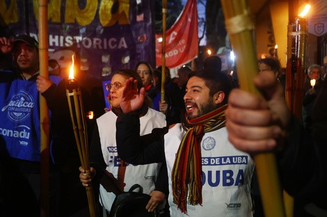La comunidad universitaria ilumina la protesta contra el ajuste en educación