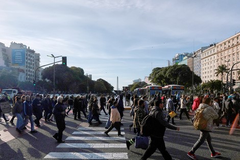 Multitudinaria Marcha Une Reclamos de Jubilados, Trabajadores y Partidarios de Cristina Kirchner en Rechazo al Ajuste