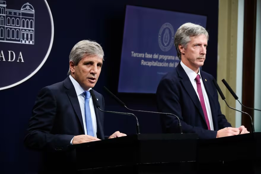La polémica estrategia cambiaria del Gobierno: entre el acuerdo con el FMI y las críticas internas