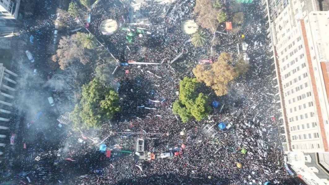 La Plaza de Mayo Vibra con una Protesta Histórica Contra el Autoritarismo y la Crisis Económica