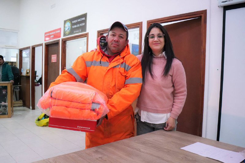 El Municipio de Tolhuin entregó indumentaria de invierno al personal de Servicios Públicos y Limpieza Urbana