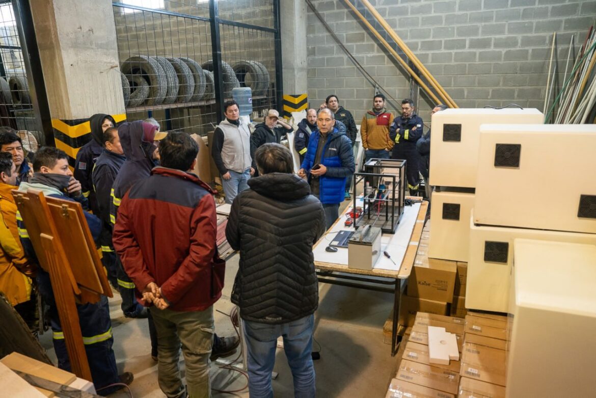 Gobierno Capacitó A Personal De La Cooperativa Eléctrica Y De La Dpe Sobre El Funcionamiento De Nuevos Equipos Para Electrodependientes