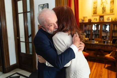 Lula rompe el cerco judicial y visita a Cristina Kirchner en un acto de solidaridad política