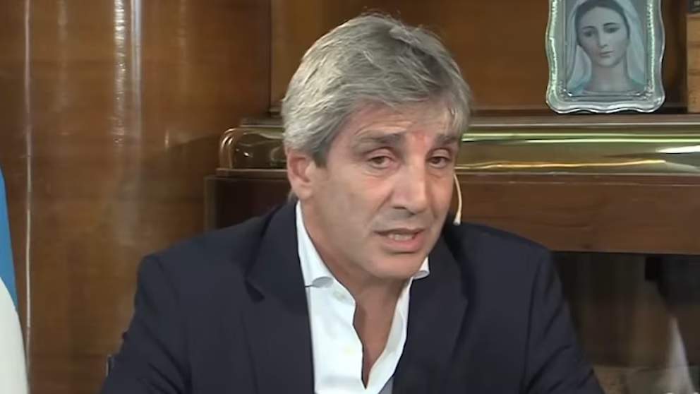 Caputo advierte sobre el impacto fiscal de los proyectos en el Senado y anticipa volatilidad en el dólar