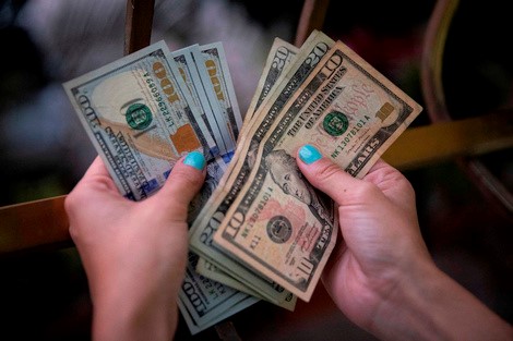 El dólar mayorista escala a $1274 mientras el Gobierno refuerza medidas para contener la volatilidad