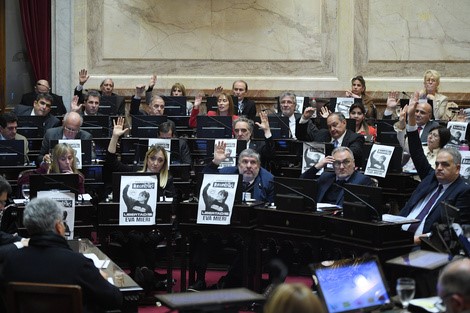 El Gobierno sufrió una dura derrota en el Senado y denunció un «golpe institucional»
