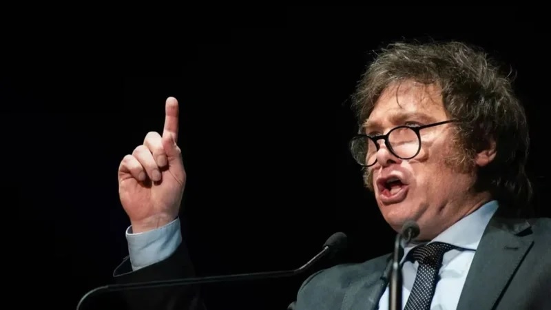 Milei suspende viaje a Tucumán por condiciones climáticas en medio de tensiones con gobernadores