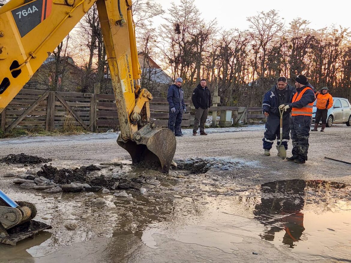 El Municipio de Tolhuin realiza trabajos coordinados con la DPOSS para mejorar servicios públicos