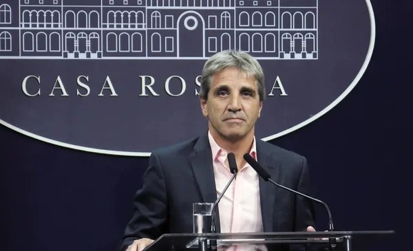 Caputo arremete contra los bancos por incumplir el secreto fiscal
