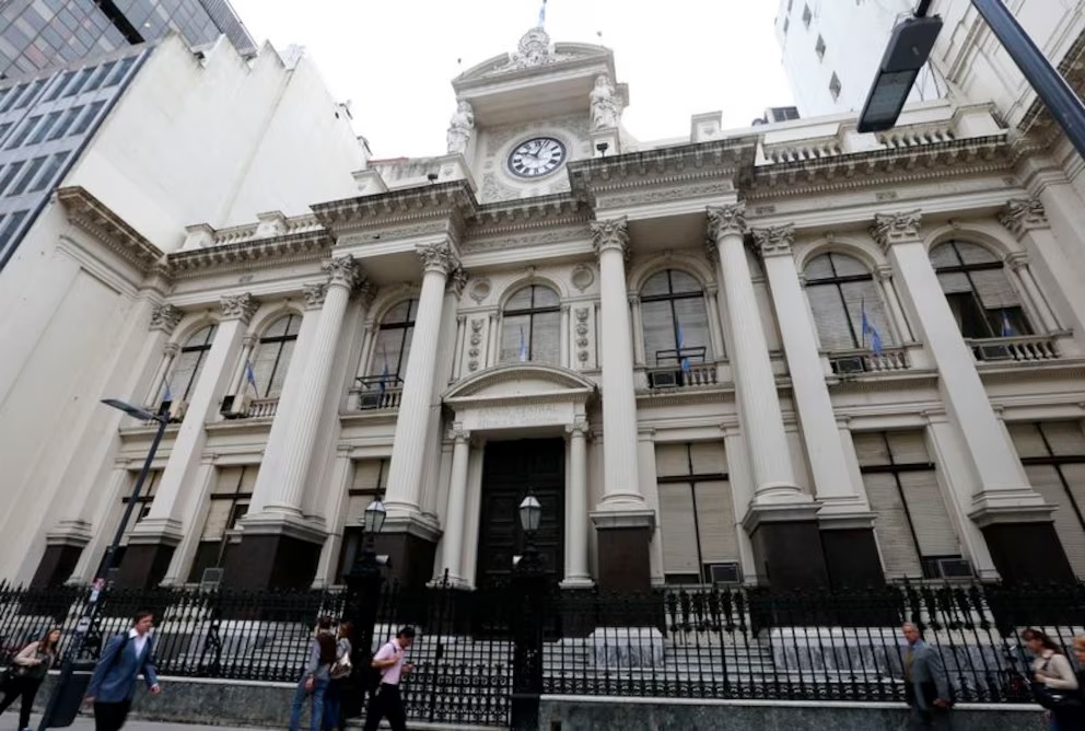 Turbulencia financiera: bancos bajo la lupa por falta de liquidez en el mercado local