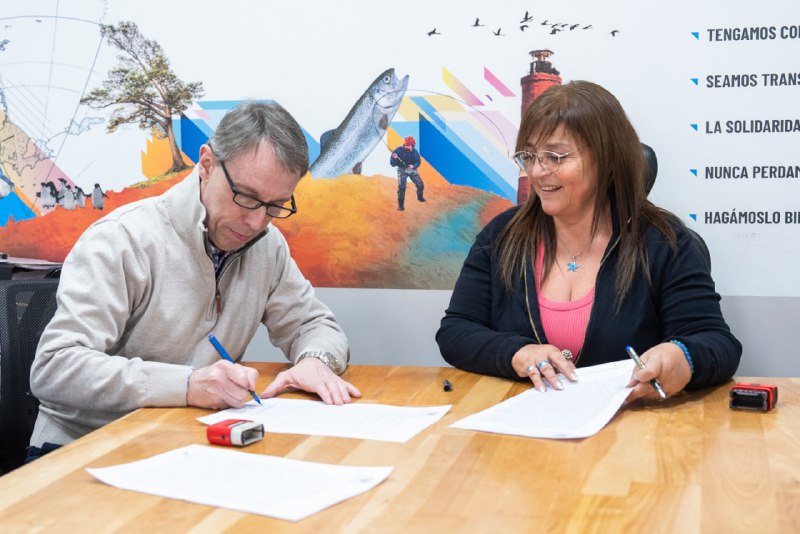 Gobierno Firmó El Contrato Para La Electrificación Del Predio Ex Mosca Loca En Ushuaia