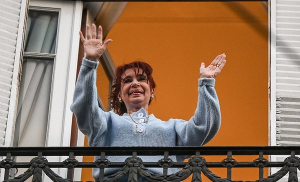 Cristina Kirchner arremete contra Milei y Caputo en medio de la crisis cambiaria