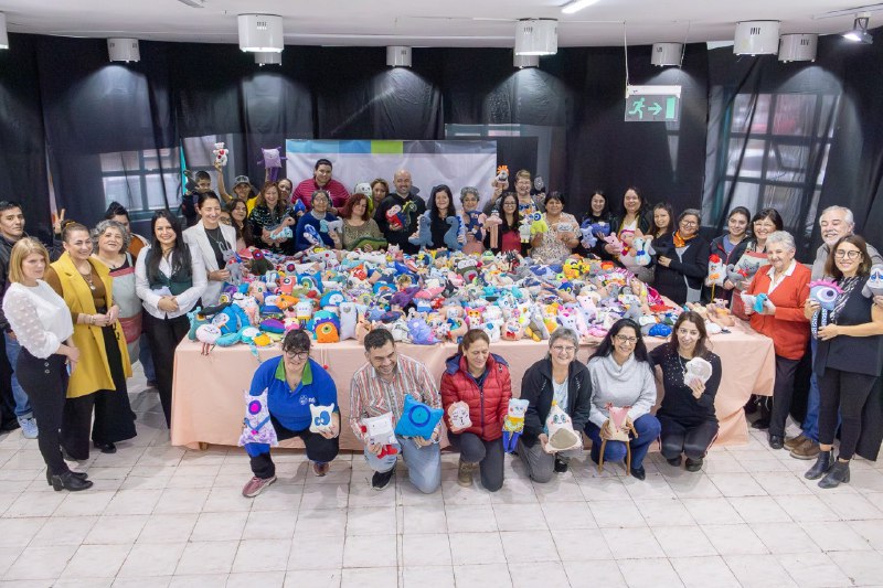 “MUÑECOS SOLIDARIOS”: VECINOS Y VECINAS CONFECCIONARON MÁS DE 700 MUÑECOS PARA REGALAR DURANTE EL MES DE LAS INFANCIAS