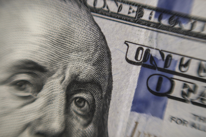 El Gobierno lanza una licitación de emergencia para contener una fuga de pesos hacia el dólar