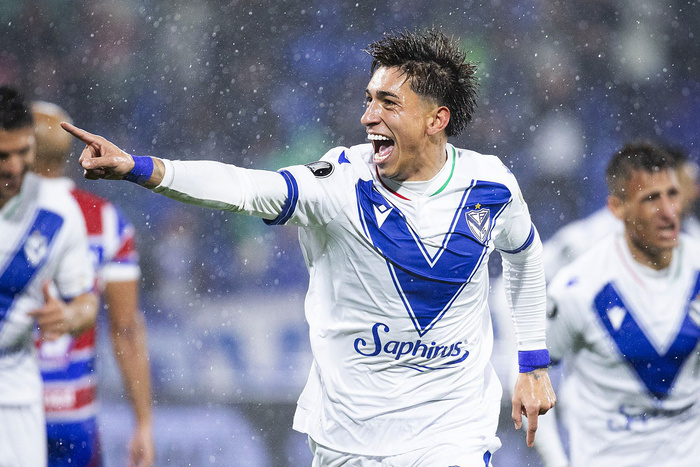 Vélez Sarsfield Brilla Bajo la Tormenta y Avanza a Cuartos de Final