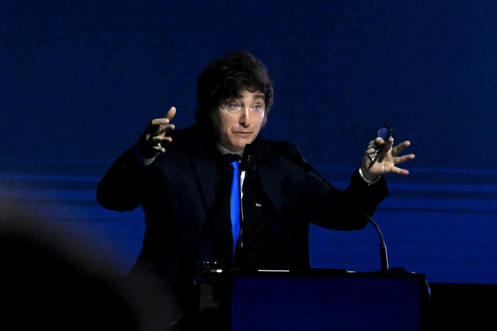 Milei elude polémica y arremete en Rosario con un discurso técnico y advertencias electorales